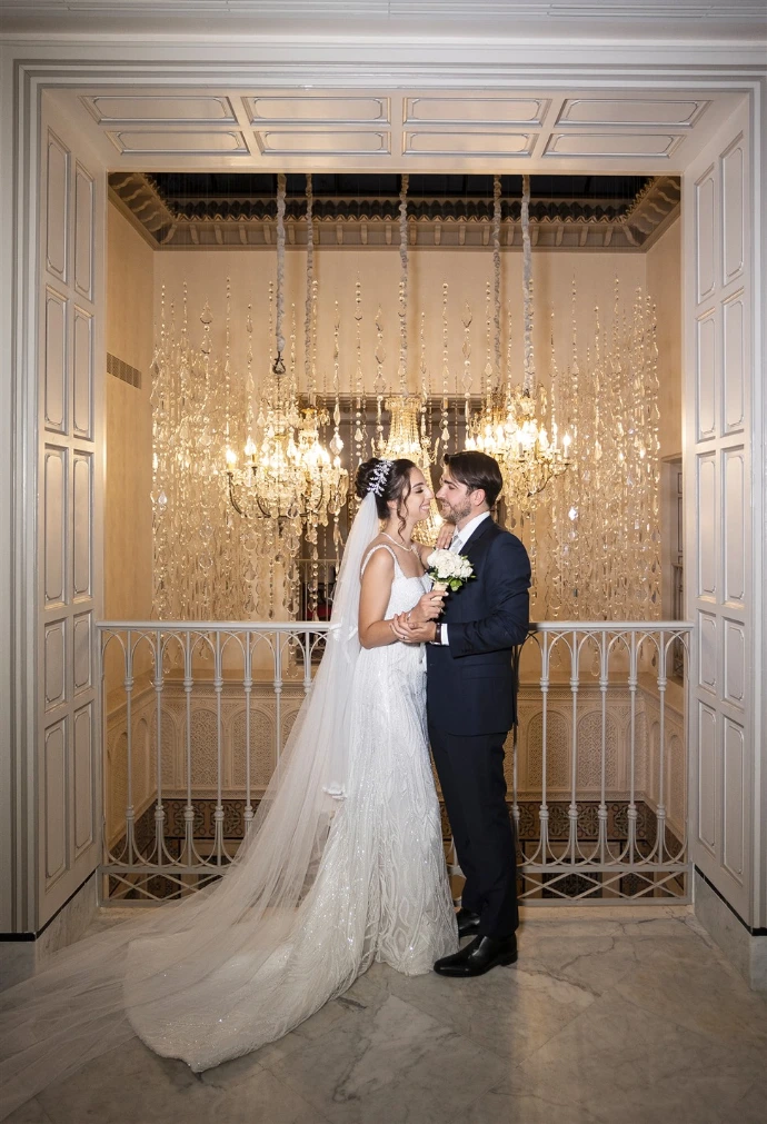 Couple de mariés sous les lustres — reportage photo mariage Marseille