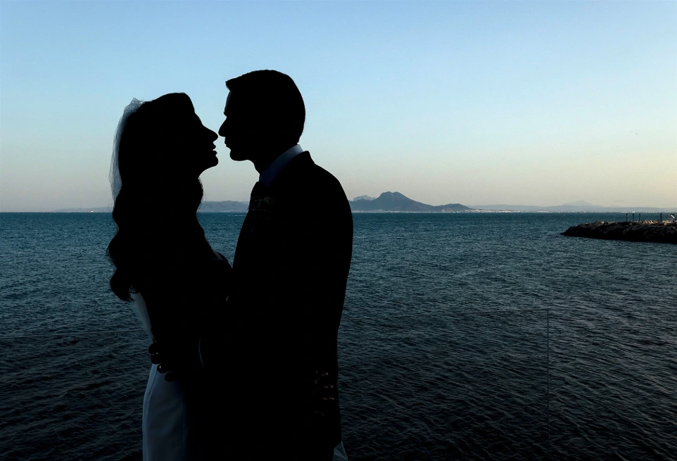 Silhouette des mariés au bord de la Méditerranée au coucher du soleil